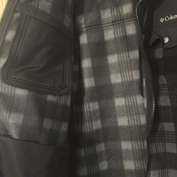 Columbia black and grey zip up jacket. Size Large. - Picture 4 of 4